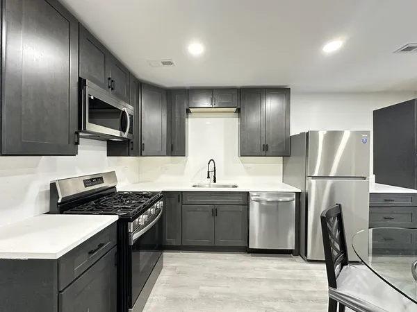$2,800 | 1937 West Grand Avenue, Unit 2, Chicago, IL 60622