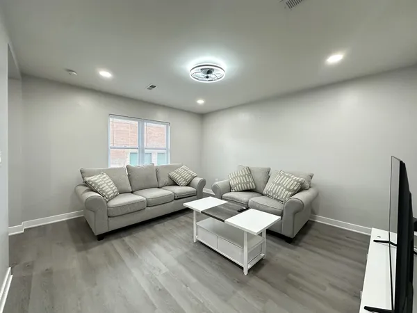 $2,800 | 1937 West Grand Avenue, Unit 2, Chicago, IL 60622