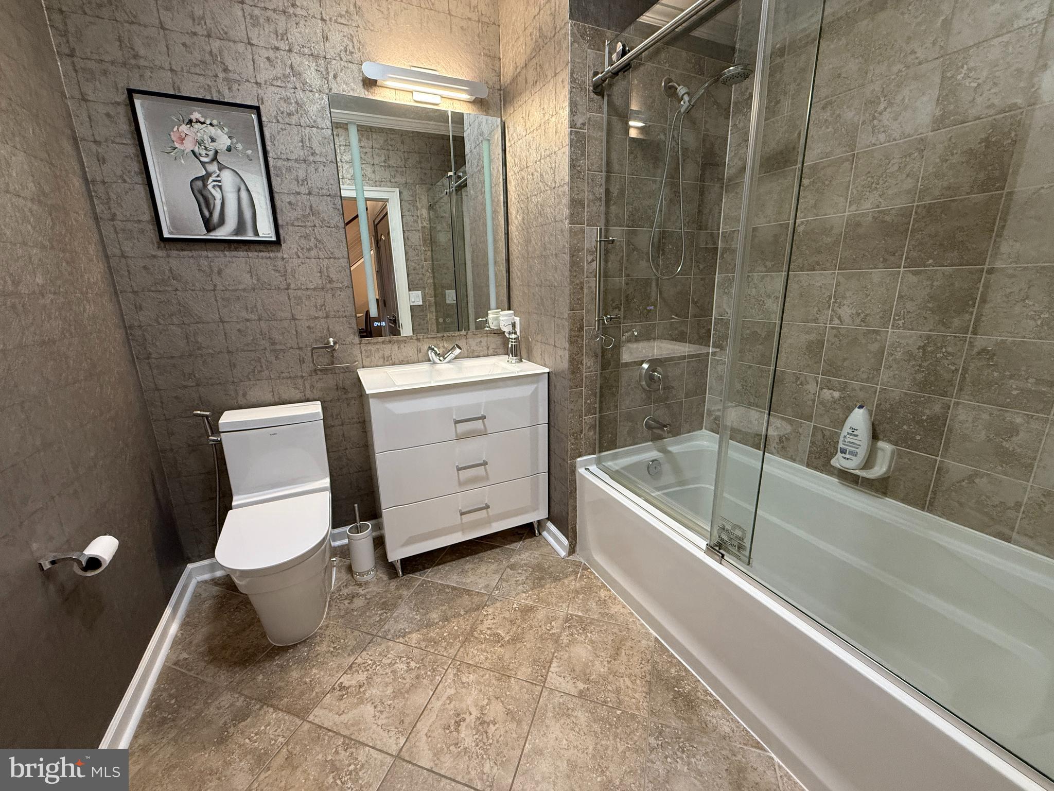 503 Carson Terrace Huntingdon Valley, PA 19006 - Photo 10 of 33 a bathroom with a toilet sink and bathtub