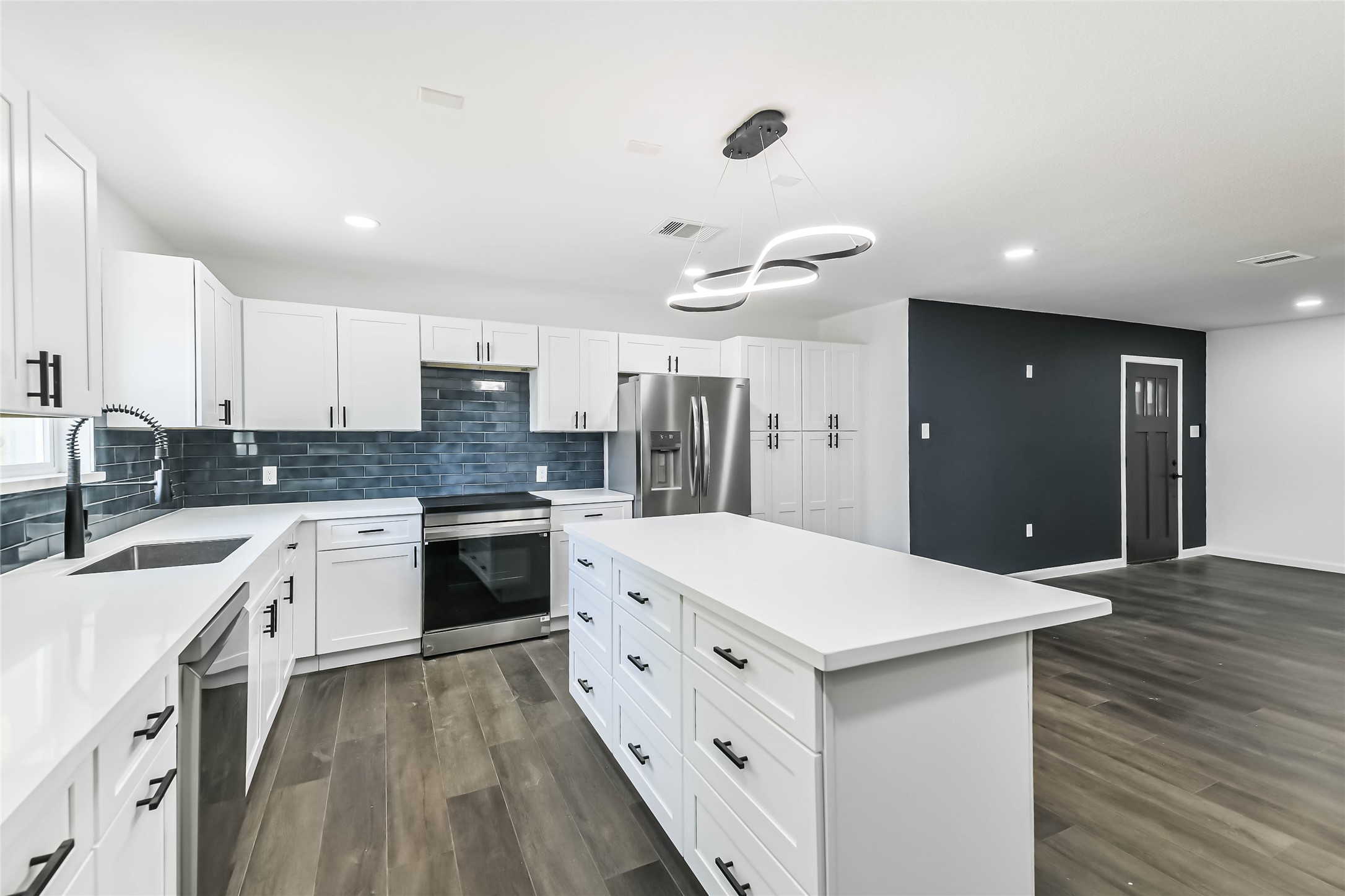 135 East Janisch Road Houston, TX 77022 - Photo 2 of 11