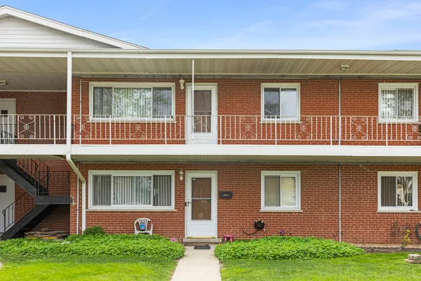 $220,000 | 641 Dulles Road, Unit B, Des Plaines, IL 60016