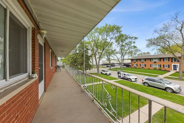 $220,000 | 641 Dulles Road, Unit B, Des Plaines, IL 60016