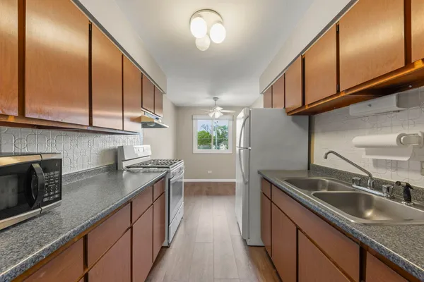 $220,000 | 641 Dulles Road, Unit B, Des Plaines, IL 60016