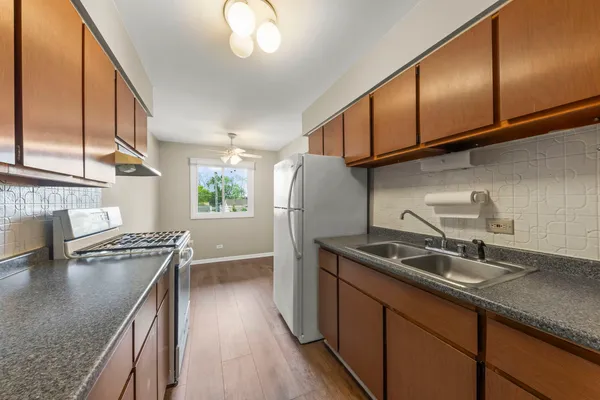 $220,000 | 641 Dulles Road, Unit B, Des Plaines, IL 60016