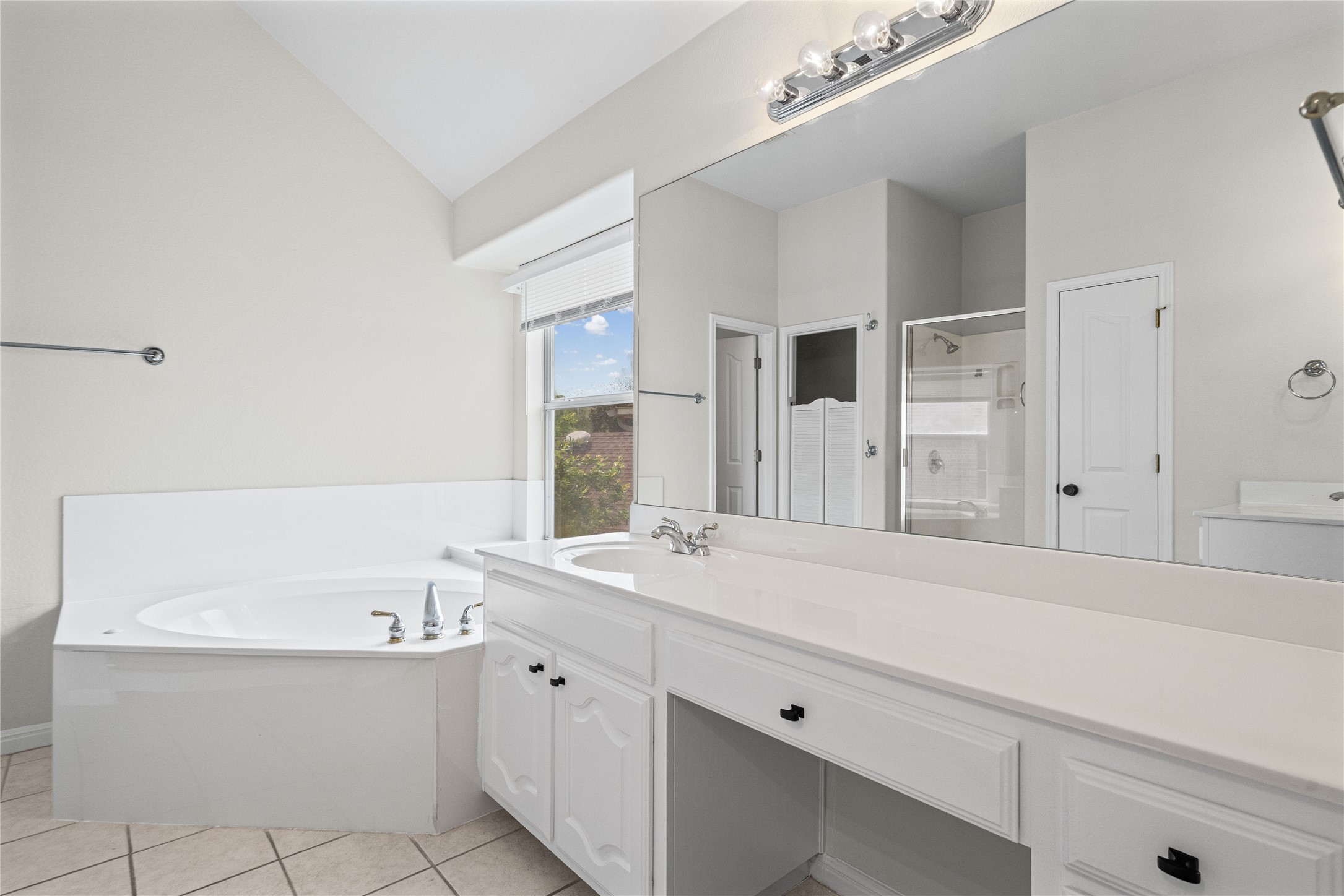 10700 Pointe View Drive Austin, TX 78738 - Photo 22 of 35 Relaxing soaking tub and a spacious vanity in this well-appointed primary bathroom.