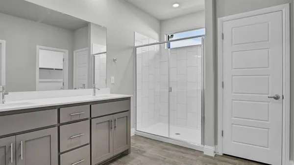 an empty room with closet and a ceiling fan