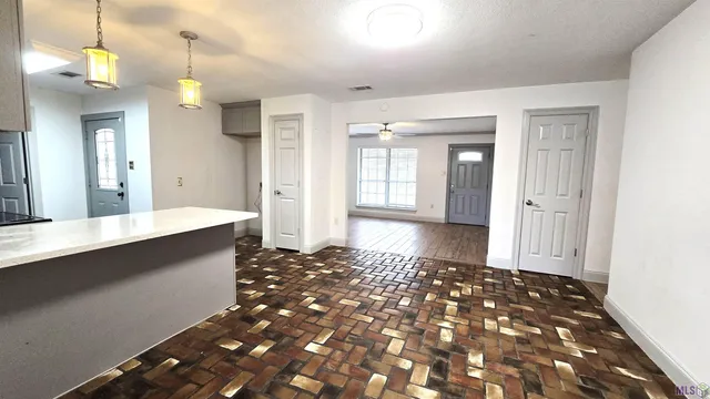 $185,000 | 463 West Chalfont Drive, Baton Rouge, LA 70819