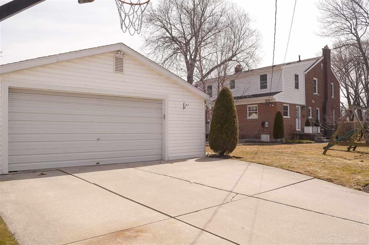 1652 Hawthorne Road Grosse Pointe, MI 48236 - Photo 55 of 55 31346344-54.JPG