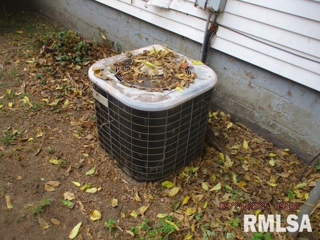 807 South 13th Street Pekin, IL 61554 - Photo 3 of 13