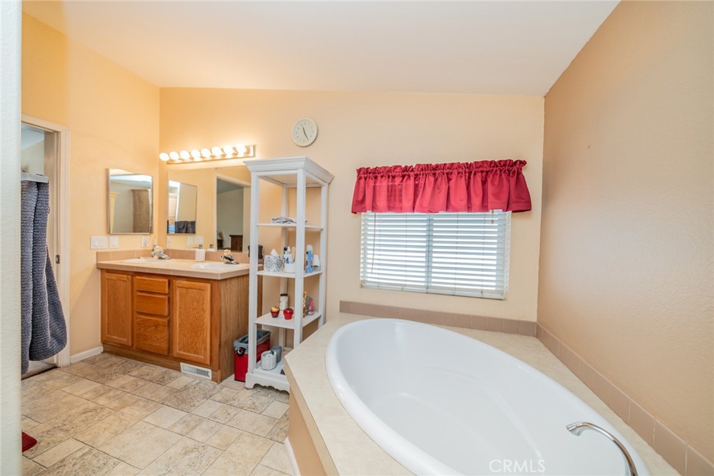 22241 Nisqually Road, Unit 118 Apple Valley, CA 92308 - Photo 26 of 56 a very nice looking room with a large window