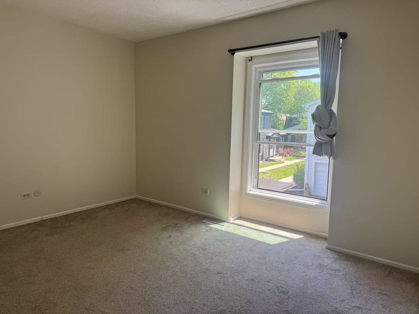 1326 Inverrary Lane, Unit 1326 Deerfield, IL 60015 - Photo 12 of 15 an empty room with a window