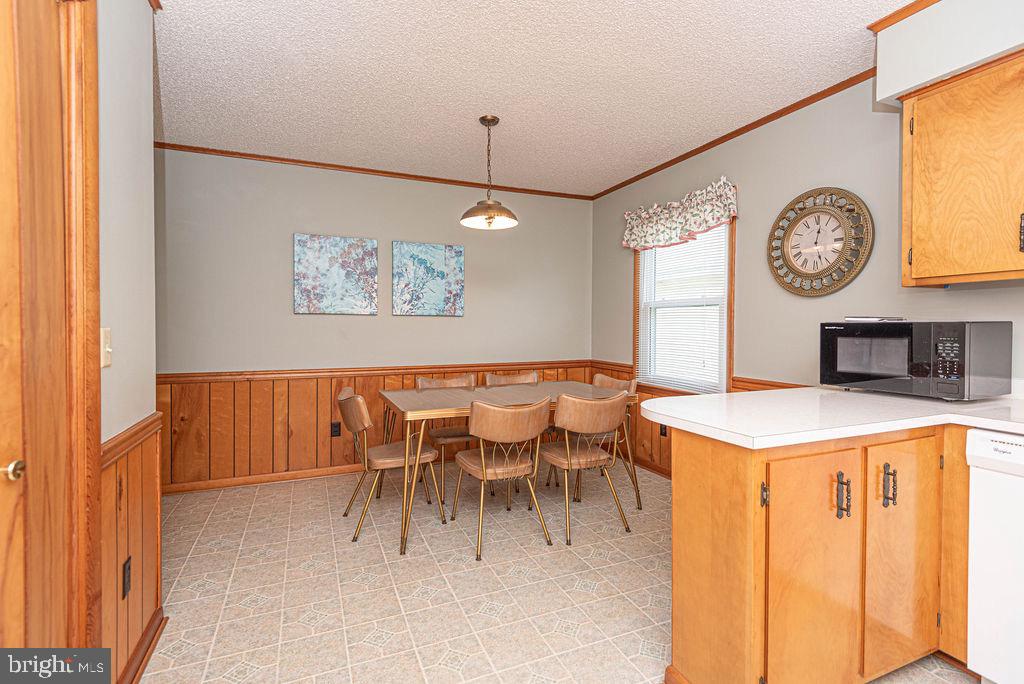 13804 Fiesta Road Ocean City, MD 21842 - Photo 13 of 52 Large Eating Area