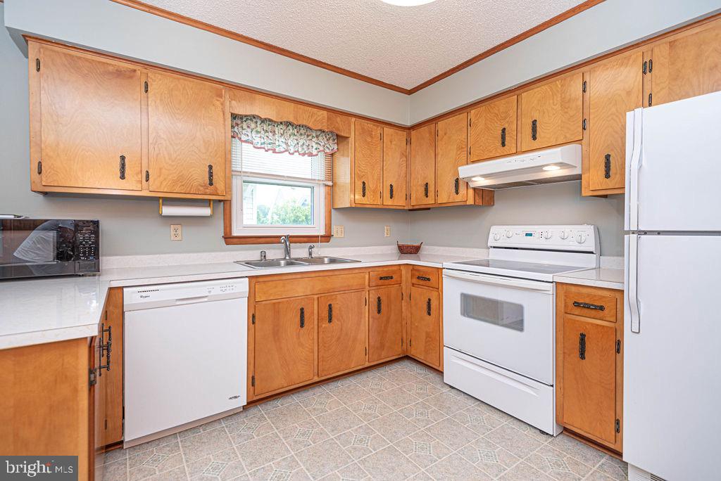 13804 Fiesta Road Ocean City, MD 21842 - Photo 18 of 52 Kitchen