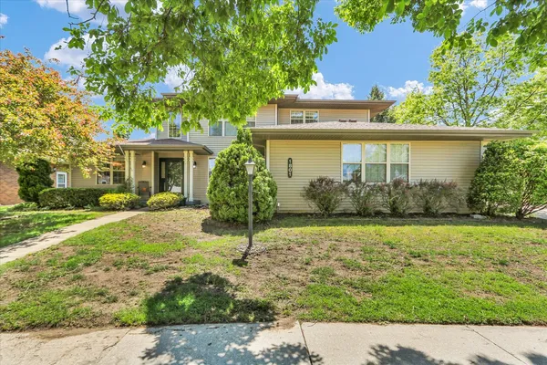 a view of a house with backyard and garden