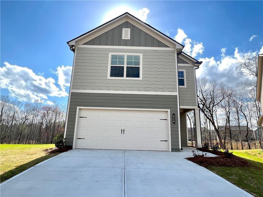 a view of a house with backyard and trees