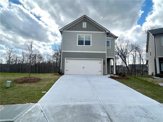 a view of a yard in front of the house