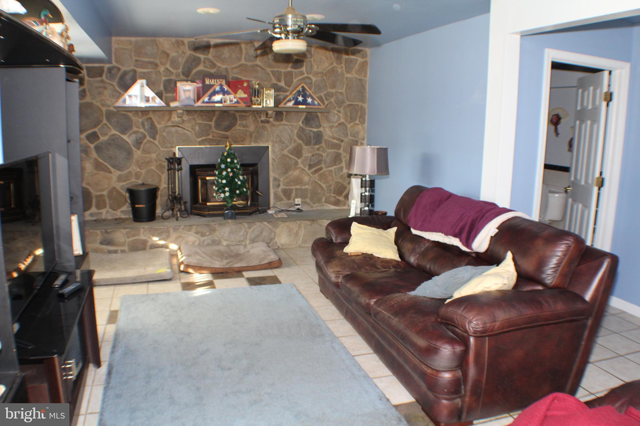 2 Hamlet Road Levittown, PA 19056 - Photo 9 of 48 Living room