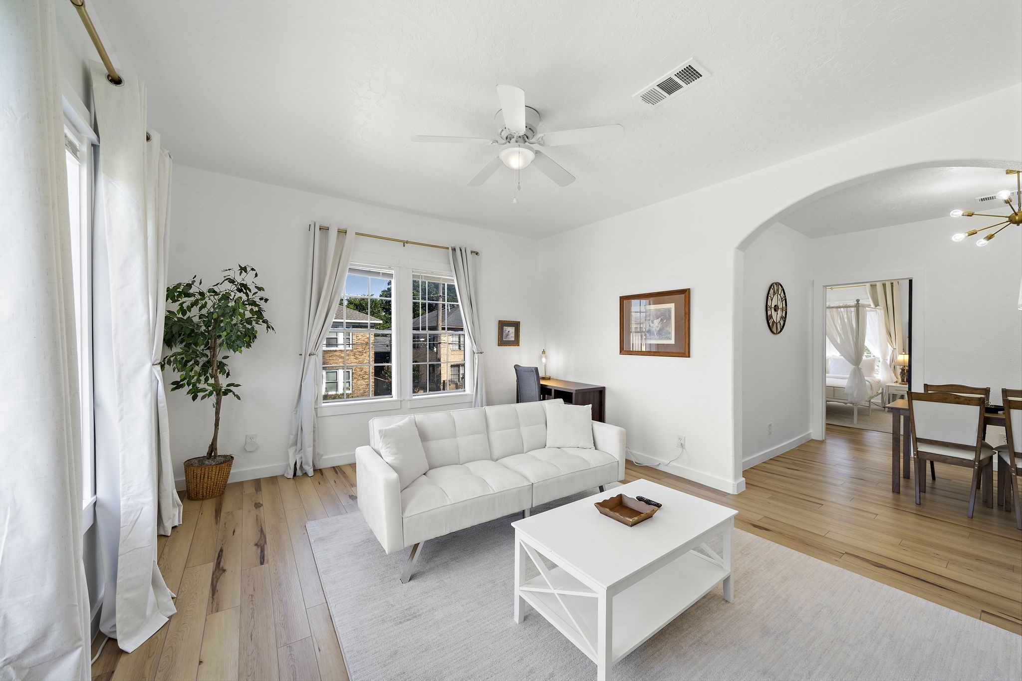 3901 Dallas Street, Unit D Houston, TX 77023 - Photo 5 of 35 a living room with furniture and a potted plant