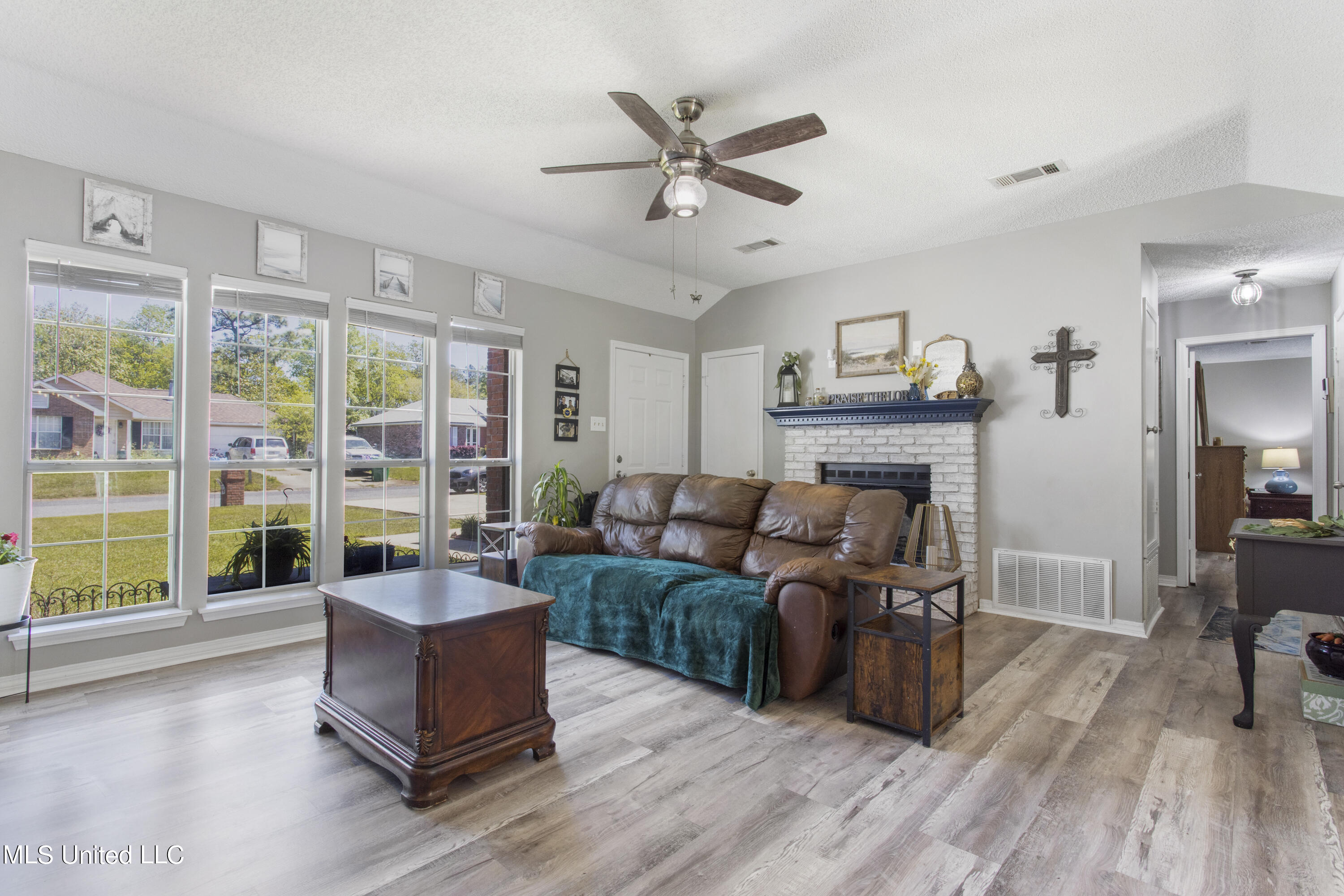 8008 Ridgecrest Circle Biloxi, MS 39532 - Photo 4 of 26 004 (7)