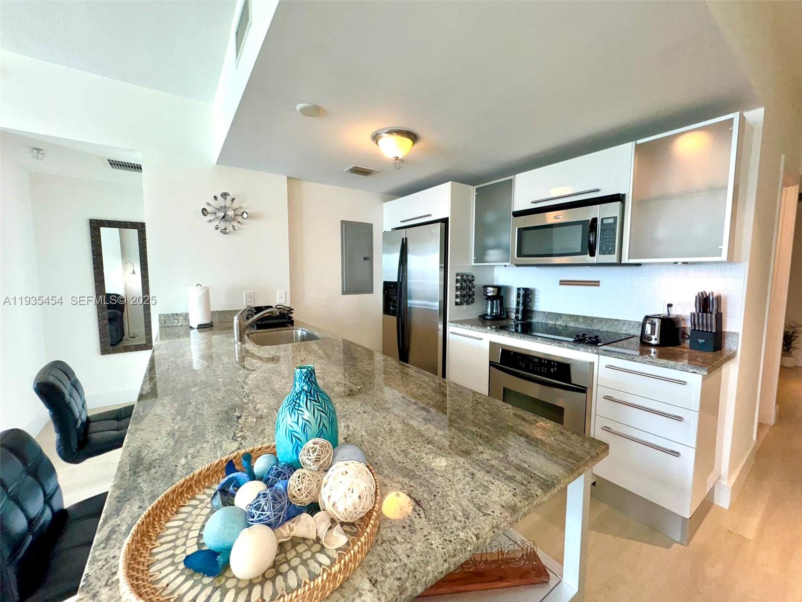 185 Southwest 7th Street, Unit 1402 Miami, FL 33130 - Photo 2 of 34