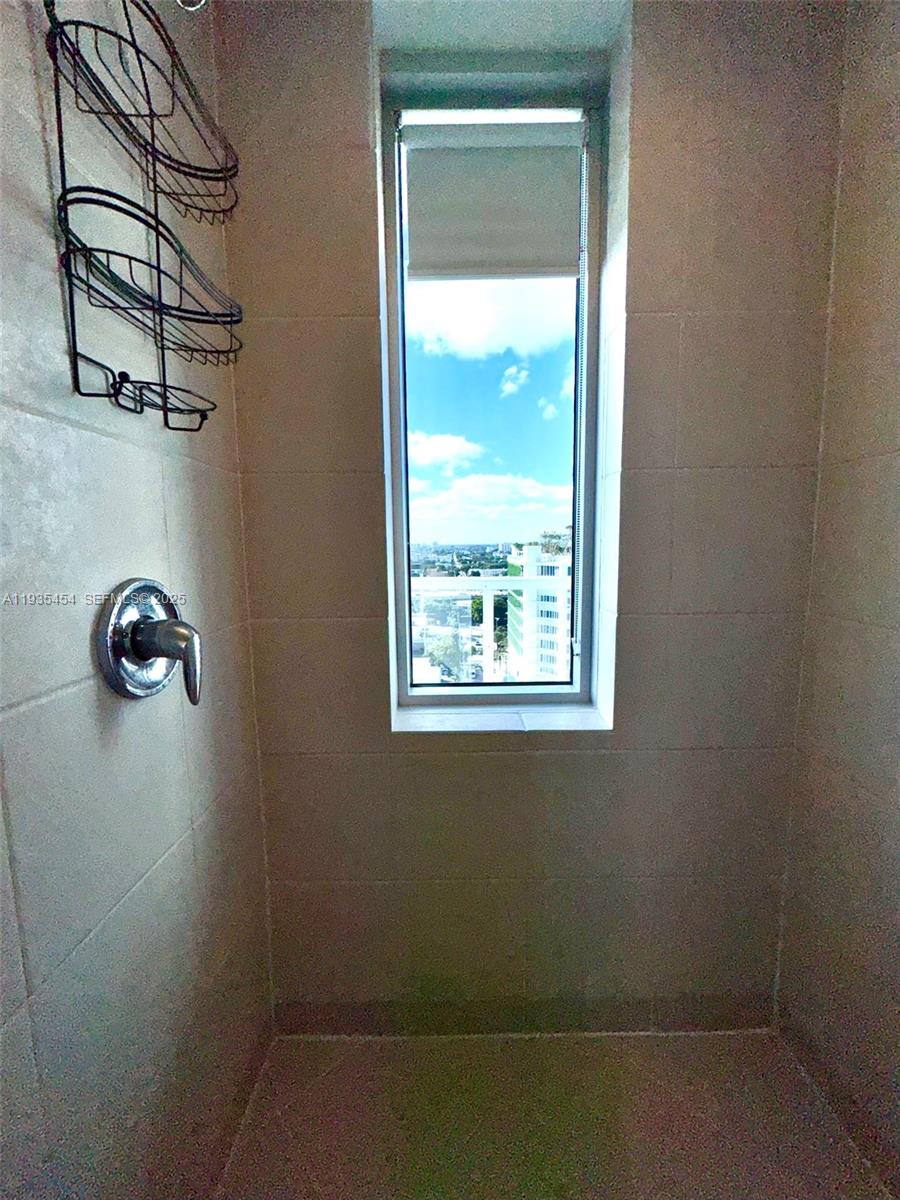 185 Southwest 7th Street, Unit 1402 Miami, FL 33130 - Photo 26 of 34