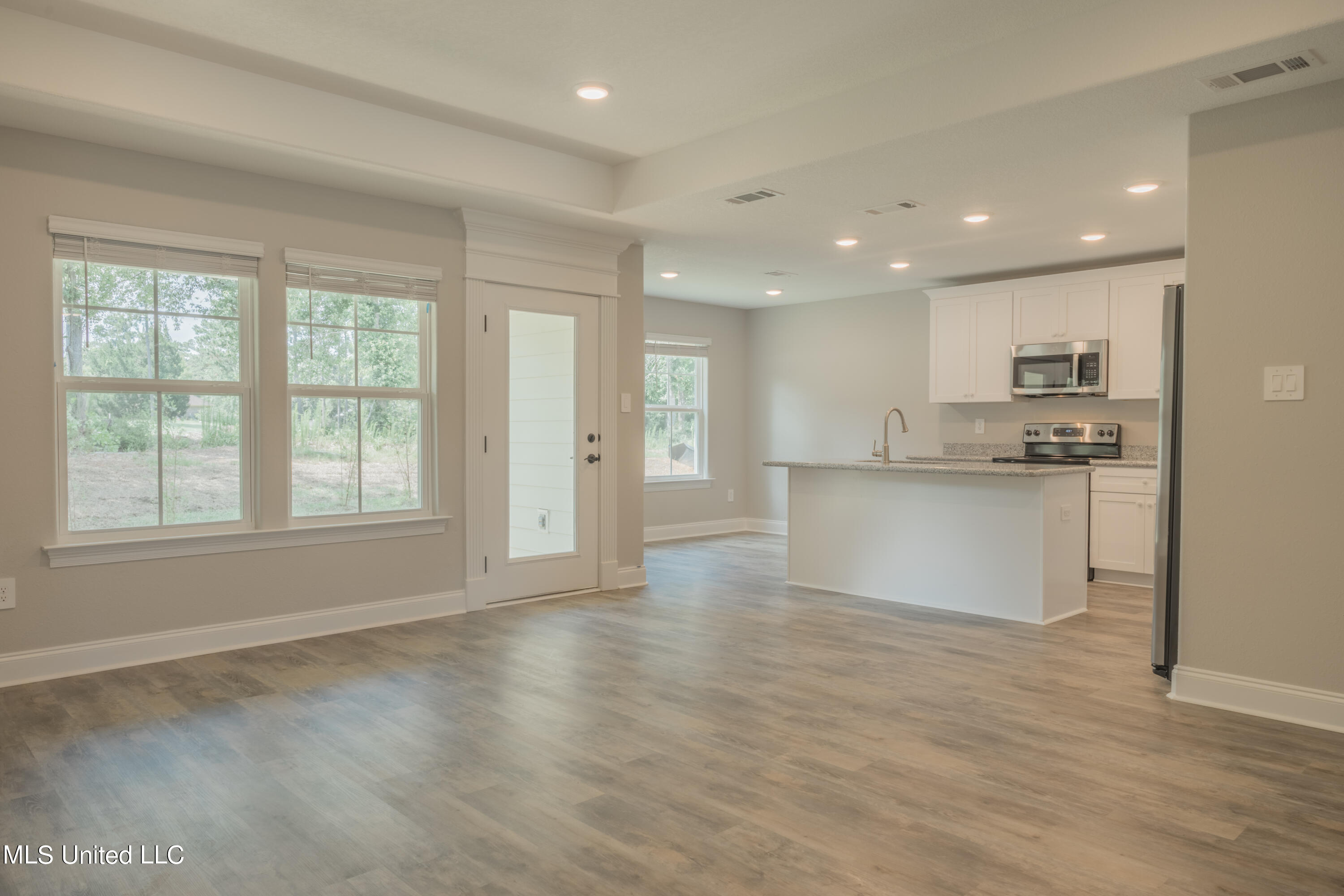 11232 Shorecrest Road Biloxi, MS 39532 - Photo 2 of 11 Great Room