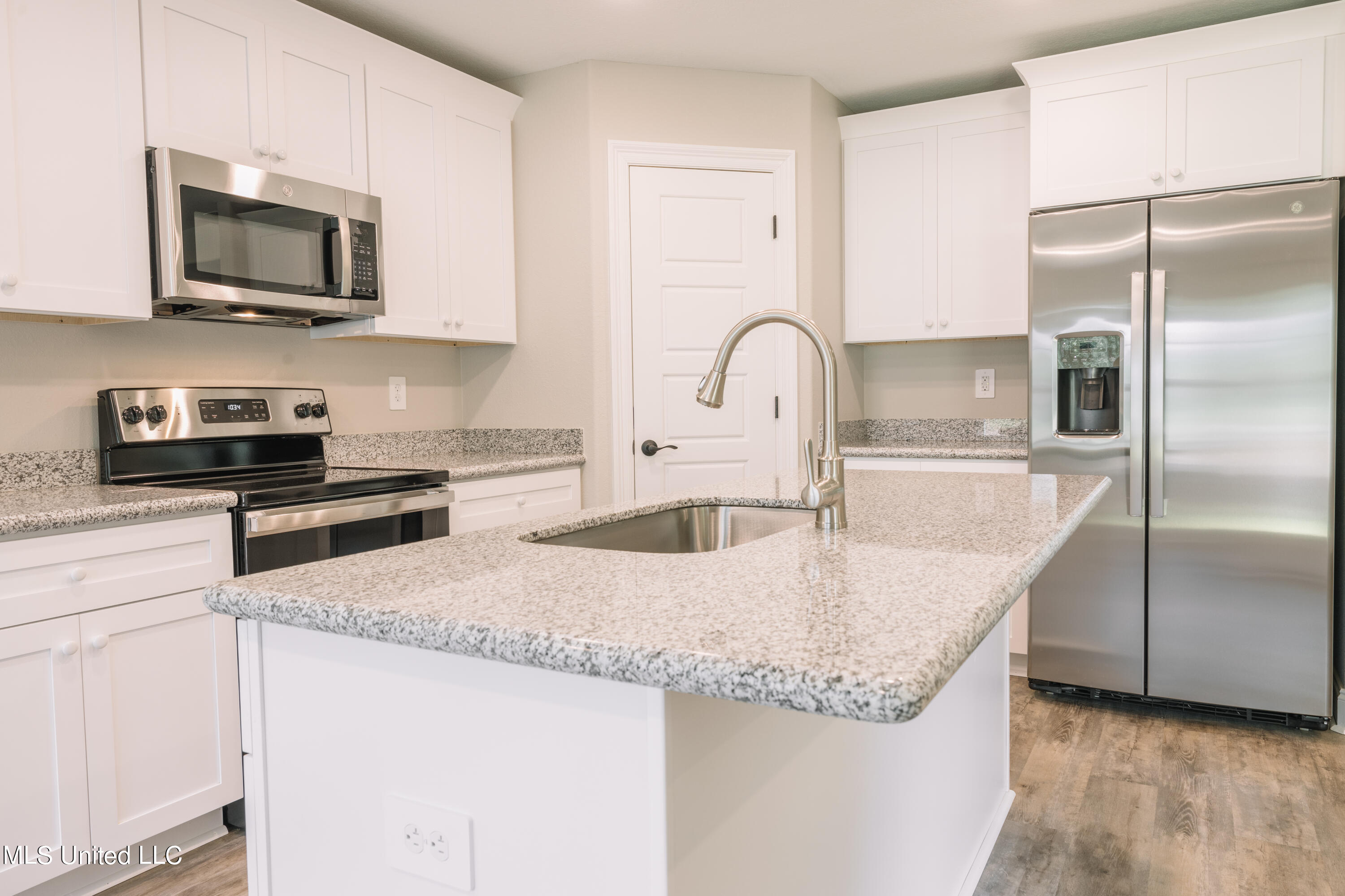 11232 Shorecrest Road Biloxi, MS 39532 - Photo 6 of 11 Kitchen