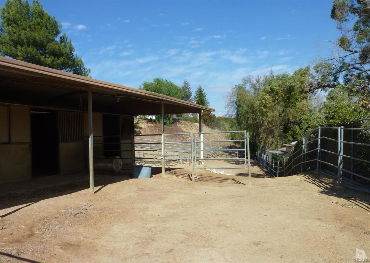 1707 Rambling Road Simi Valley, CA 93065 - Photo 22 of 29 a backyard of a house