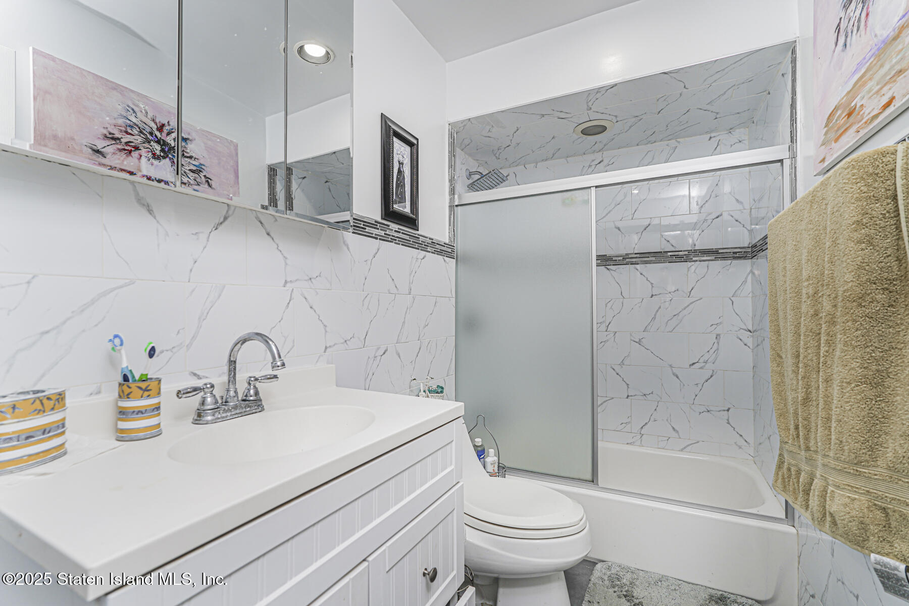 429 Travis Avenue Staten Island, NY 10314 - Photo 14 of 24 Photo Nov 18 2025, 4 58 02 PM