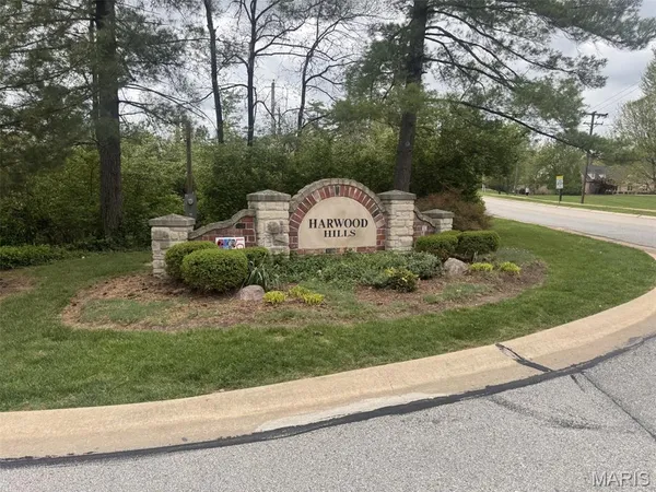 $550,000 | 1507 Windridge Drive, St. Louis, MO 63131
