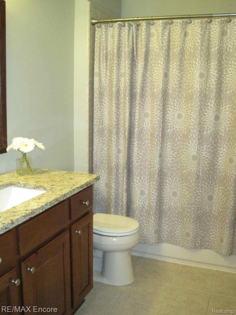 3687 Tremonte Circle, Unit 73 Rochester, MI 48306 - Photo 27 of 43 2nd full bathroom