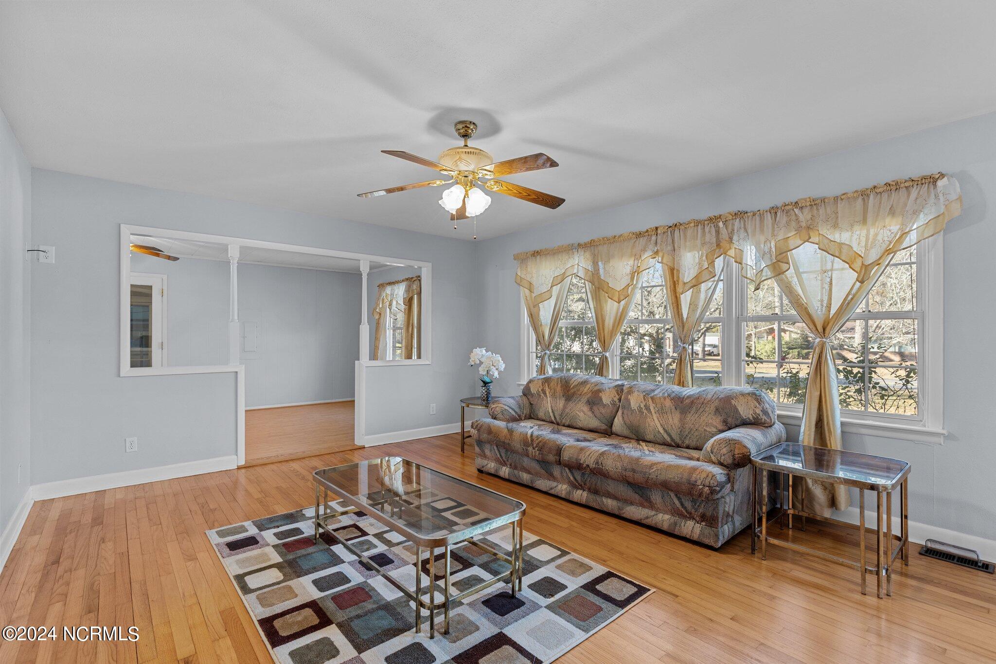 3713 Country Club Road Morehead City, NC 28557 - Photo 3 of 35 Living Room
