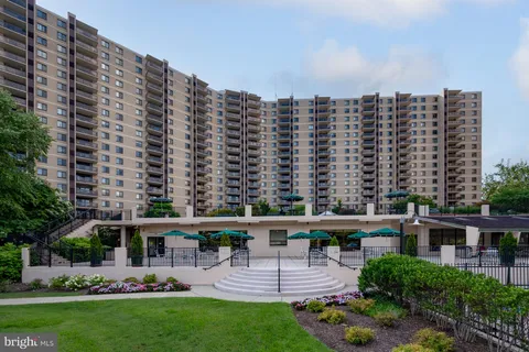 $349,900 | 307 Yoakum Parkway, Unit 1808, Alexandria, VA 22304