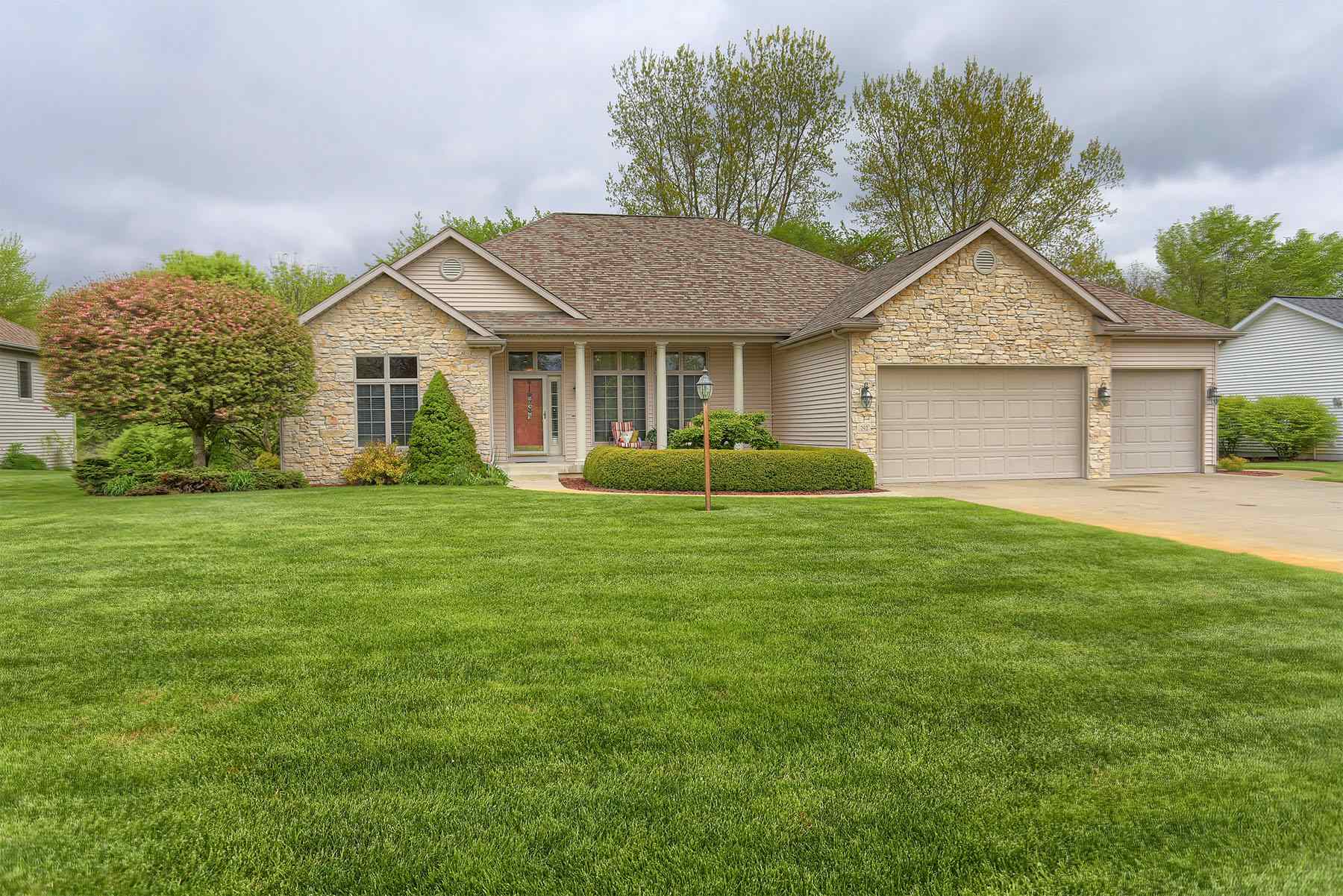 292 South Hunters Ridge Warsaw, IN 46582 - Photo 1 of 30 Gallery Image 1