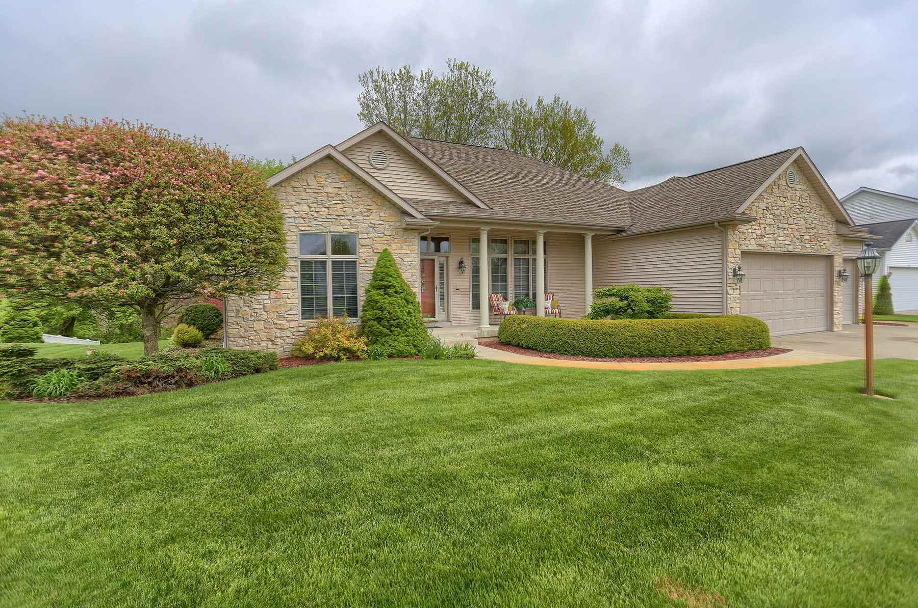 292 South Hunters Ridge Warsaw, IN 46582 - Photo 2 of 30 Gallery Image 2