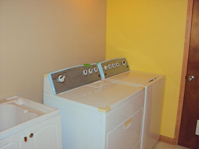 full bath w laundry dn