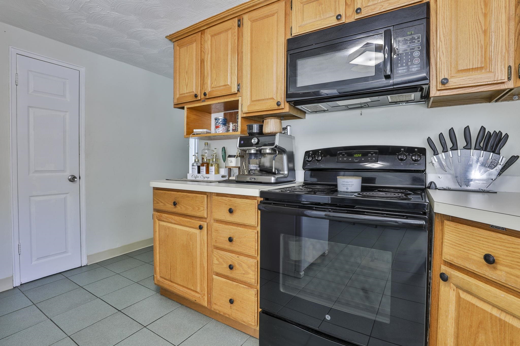 13 Irving Street Salem, NH 03079 - Photo 20 of 33