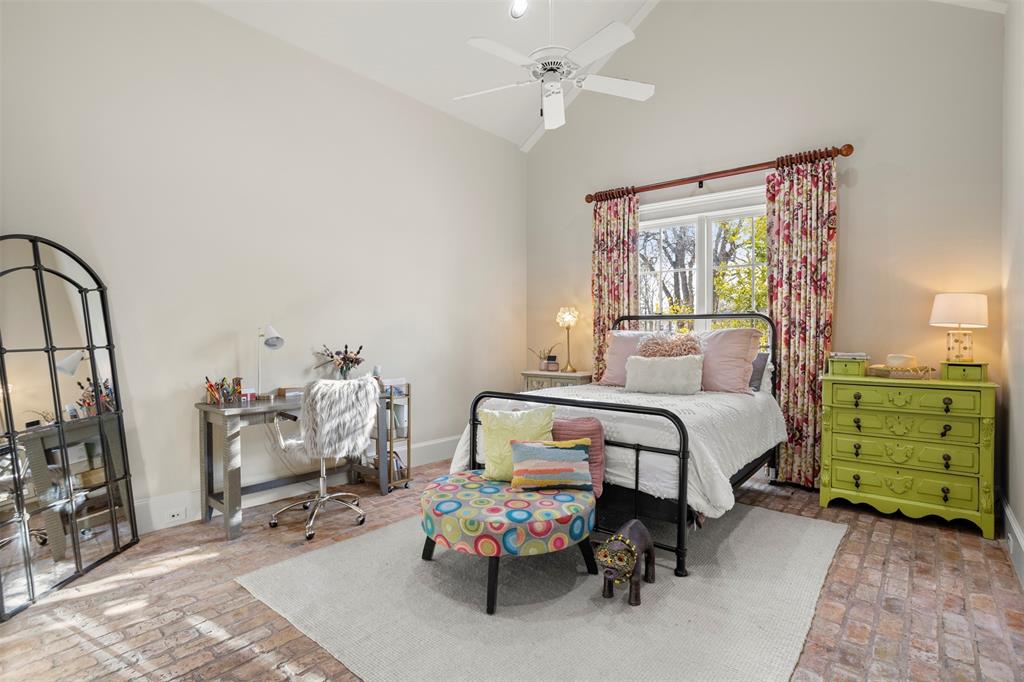 1096 Roadrunner Road Bartonville, TX 76226 - Photo 22 of 40 First floor bedroom with ensuite bath and walk in closet.