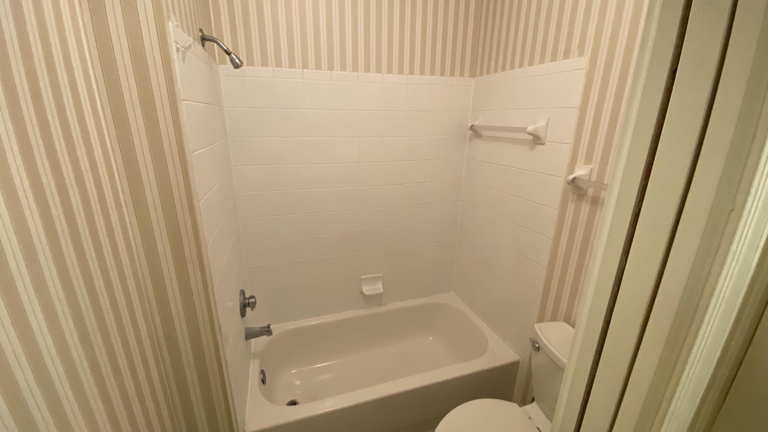 10000 Southwest 52nd Avenue, Unit 76 Gainesville, FL 32608 - Photo 9 of 21 a bathroom with a tub
