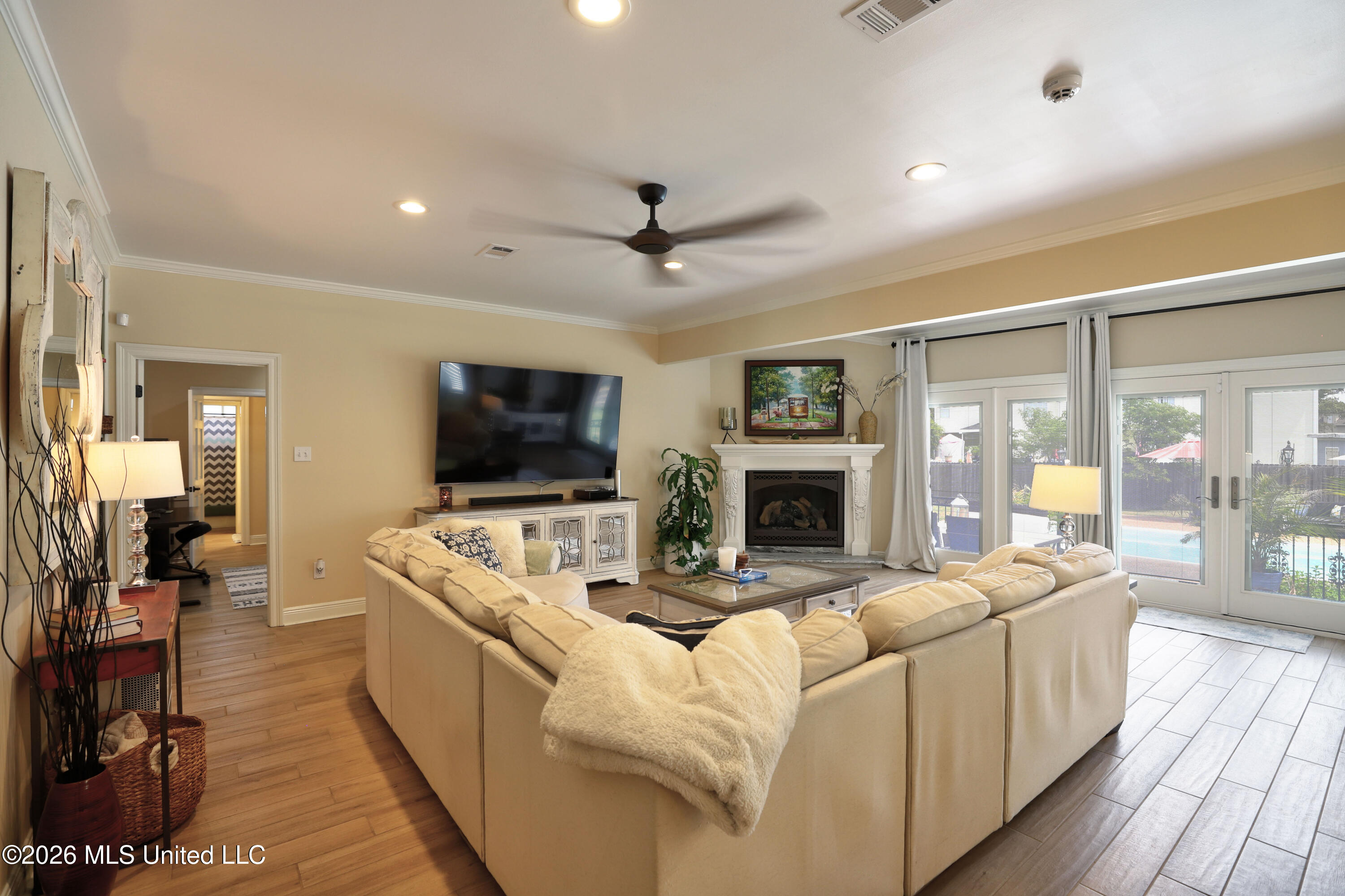 2014 Rue Ulysse Biloxi, MS 39531 - Photo 12 of 40 Living Room