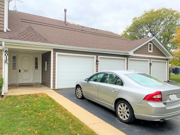 $2,400 | 601 Hanover Court, Unit Z1, Schaumburg, IL 60194