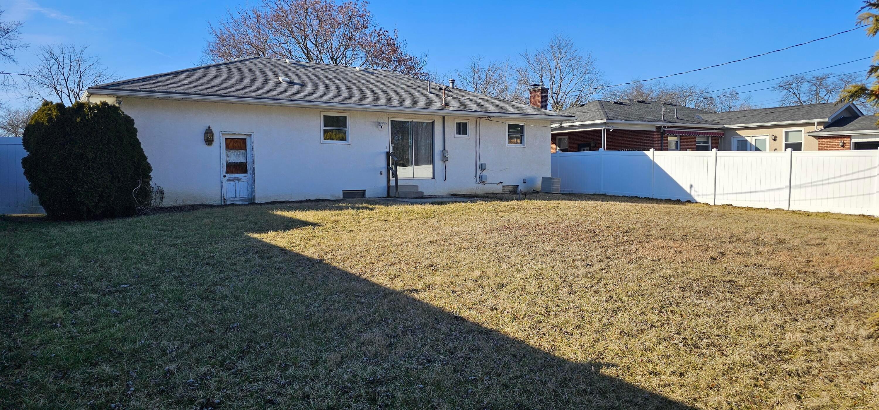 346 Topsfield Road Columbus, OH 43228 - Photo 4 of 31 4 Back of house