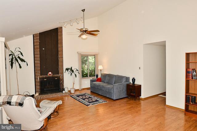 5919 Hall Street Springfield, VA 22152 - Photo 11 of 24 Living Room