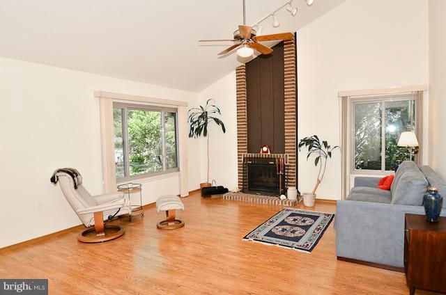5919 Hall Street Springfield, VA 22152 - Photo 4 of 24 Living Room