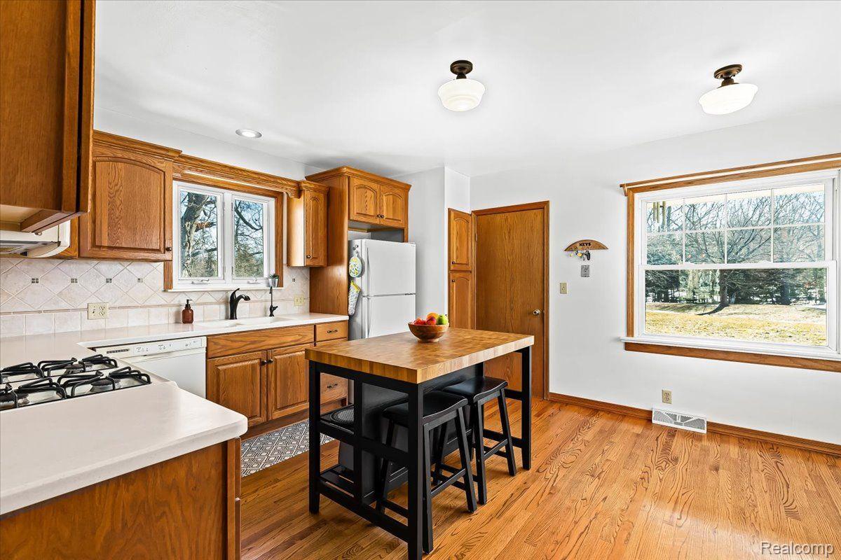 4529 Pleasant Valley Road Brighton, MI 48114 - Photo 13 of 66 Gallery Image 13