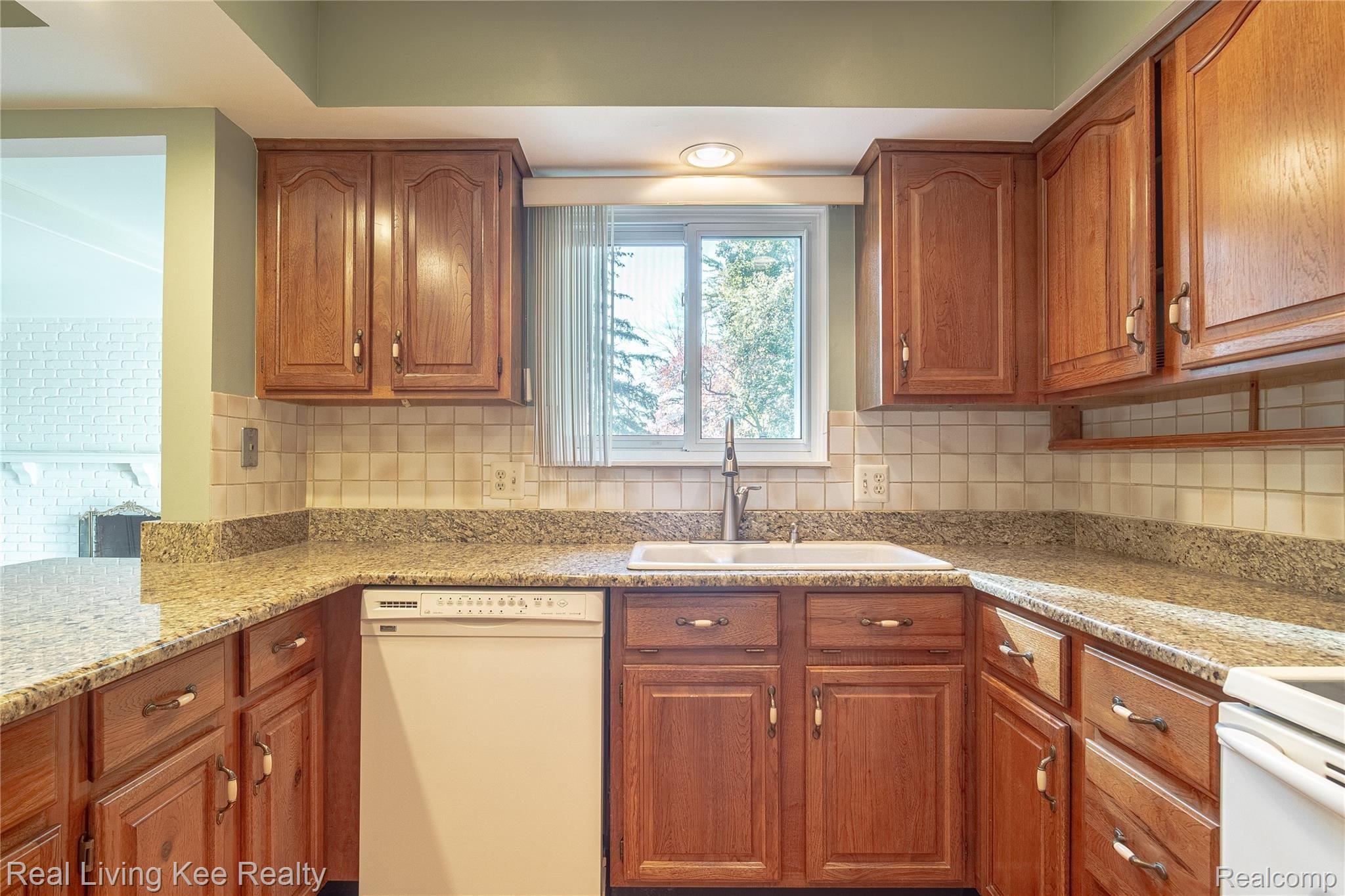 988 Briston Drive Rochester, MI 48307 - Photo 34 of 79 Kitchen
