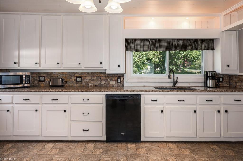 545 Mt Shepherd Road Asheboro, NC 27205 - Photo 22 of 49 Kitchen with granite countertops