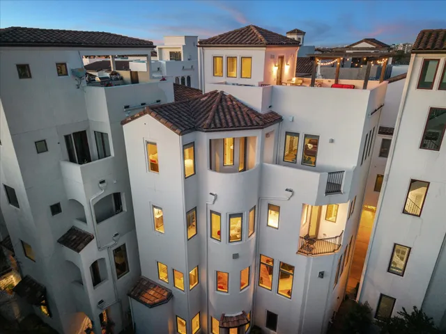 $930,000 | 5207 Calle Montilla Place, Houston, TX 77007