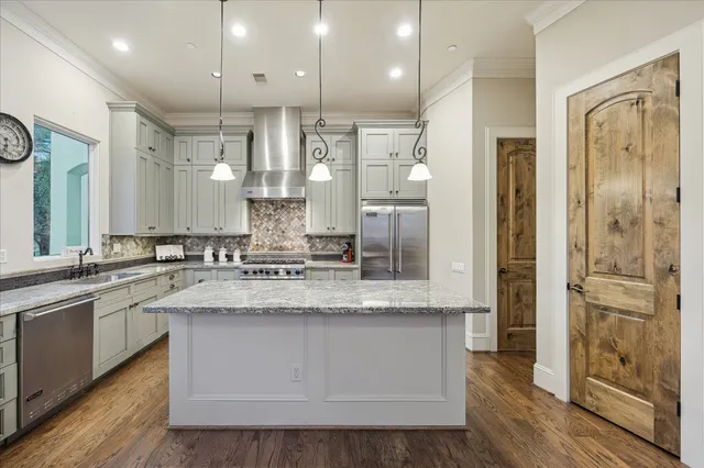 $930,000 | 5207 Calle Montilla Place, Houston, TX 77007