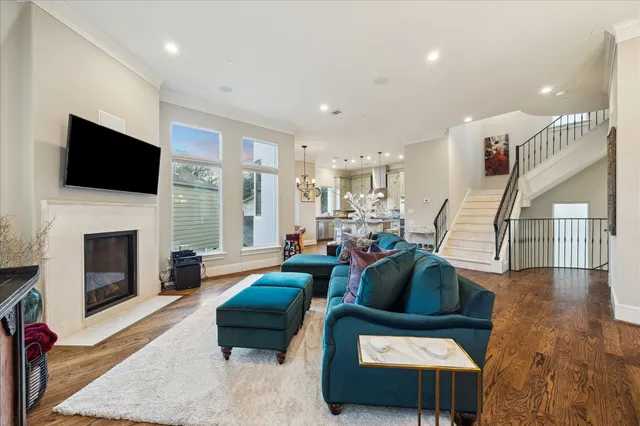 $930,000 | 5207 Calle Montilla Place, Houston, TX 77007